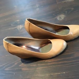 Kenneth Cole reaction wedge heels in beige